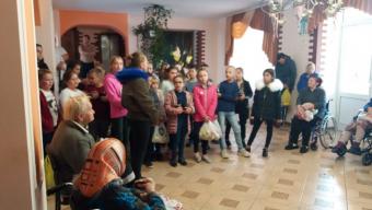Рованцівські школярі з доброчинною акцією відвідали геріатричний пансіонат