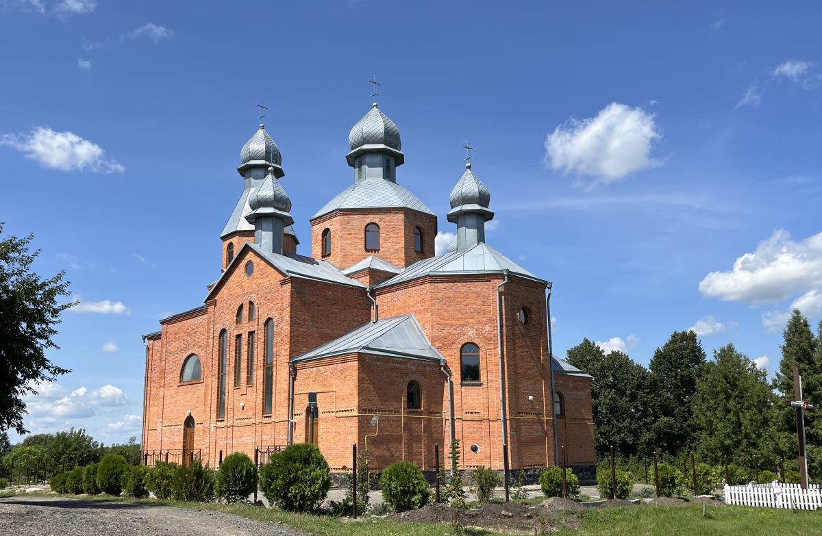 Сучасна церква с. Лаврів